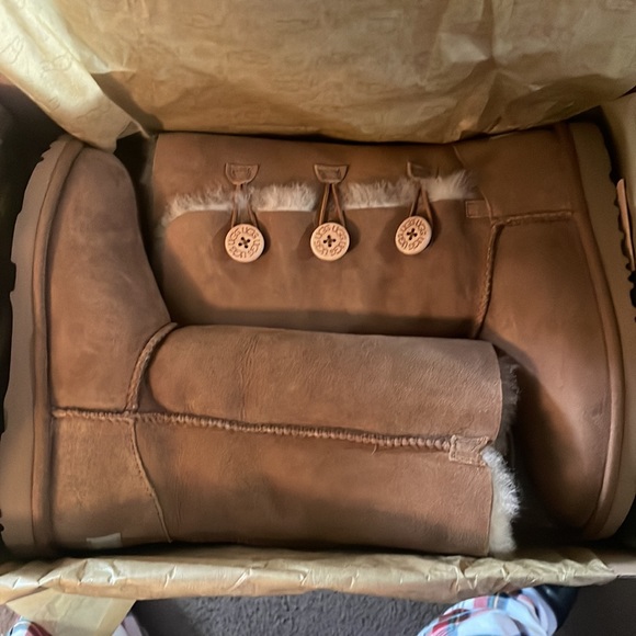 UGG K Bailey Button Triplet II - Picture 5 of 6